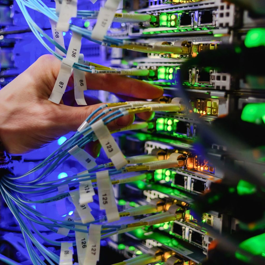 2000-man-data-center-technician-performing-server-maint-vgglal7-1